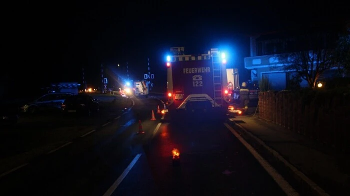 Die Freiwillige Feuerwehr Fladnitz im Raabtal barg das Fahrzeug und räumte das Unfall-Chaos auf.