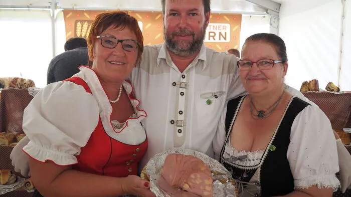 Zwar siegten die traditionellen Rezepte am Sonntag beim Pohaca Fest in Ferlach. Aber die in eine Gugelhupf-Form gepresste Variation des Käseleberkäses mit echten Emmentaler-Stücken drin kam bei der Jury auf den zweiten Platz. Die Ferlacherin Gabi Kaschnig gewann den Hauptpreis bei der Tombola - eine schwarze Vespa.