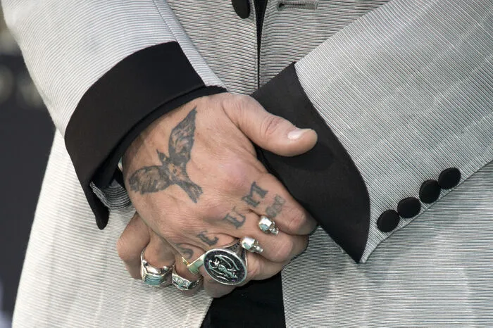 Den Piraten hat er offenbar schon verinnerlicht oder wohl eher den Rockstar? Zumindest ist es stimmig. Sein Gegenspieler ...