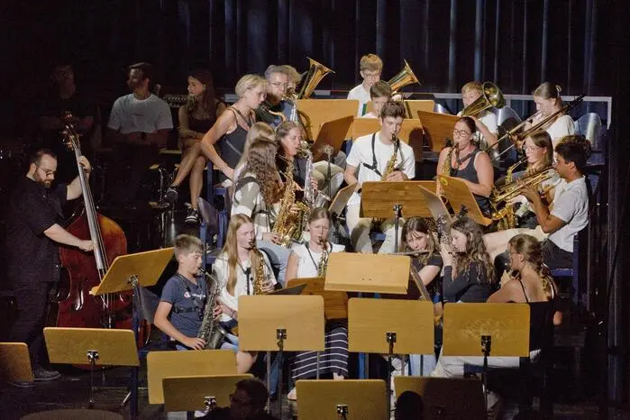 Den Auftakt gestalteten das Brass-Ensemble sowie die jüngsten Talente aus der musikalischen Früherziehung, die das Publikum mit viel Freude und Energie auf den Abend einstimmten.