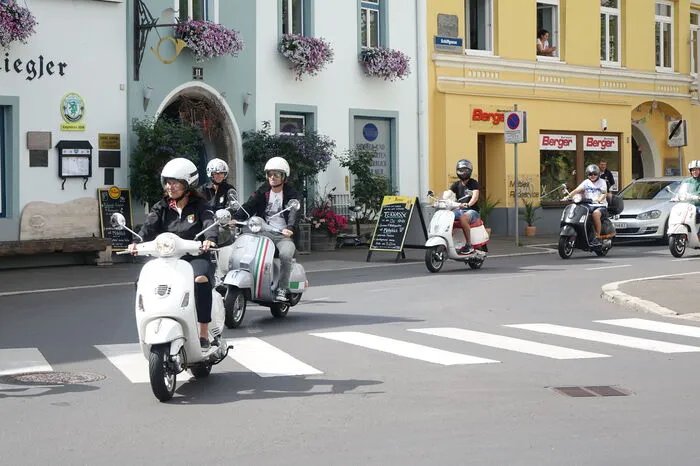Die schnittigen italienischen Flitzer begeistern das Publikum.