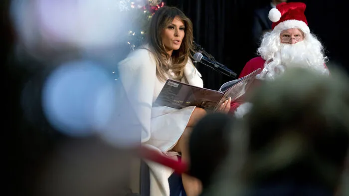 Beim traditionellen Besuch eines Kinderkrankenhauses in Washington las US-First Lady Melania Trump den Kindern aus dem Buch "Polarexpress" - mit Santa Claus an ihrer Seite - vor. 