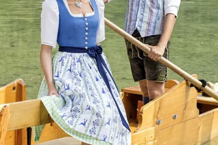 Alle Modelle und Schnittmuster in der aktuellen "Dirndl-Revue"...