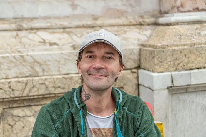 Rene Reitzle, 43, kommt eigentlich aus dem Allgäu, seit zwei Wochen ist der Fliesenleger in Graz. "Ich finde die Maskenpflicht wichtig. Ich schätze, dass sich etwa 80 Prozent der Leute daran halten." Durch die Maske würden die Leute aber leichtsinniger mit dem empfohlenen Abstand umgehen, befürchtet er.