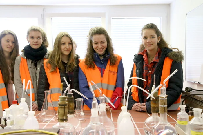 Dabei fungieren jahrgangsältere Mädchen (Foto) als Mentorinnen für Volksschülerinnen, um ihnen Naturwissenschaften anhand von Experimenten näher zu bringen.  