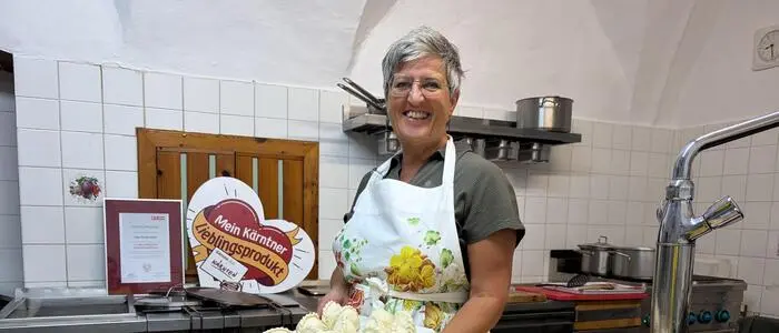 Renate Prax zeigt ihre selbstgekrendelten Nudeln