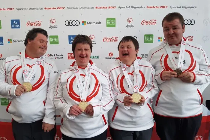 Neben Einzelmedaillen holten Brigitte Gleichweit, Elfriede Hirschbeck, Andreas Felberbauer und Thomas Maier von der Tageswerkstätte Pöllau im Schneeschuhlauf in Ramsau gemeinsam Gold in der Mixed-Staffel über 4 x 100 Meter.