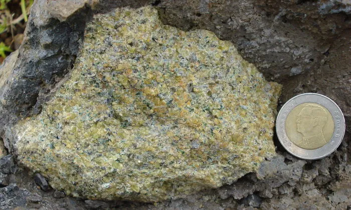 Erdmantelgestein als Einschluss in einem Basalt aus Südvietnam