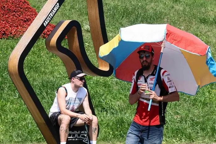 Dieser Fan kam mit seinem Sonnenschirm