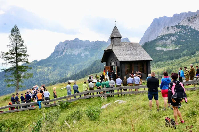 In der Kapelle wurde unter reger Beteiligung der Besucher eine Messe gefeiert und der Opfer des Ersten Weltkriegs hier an der Karnischen Front gedacht.