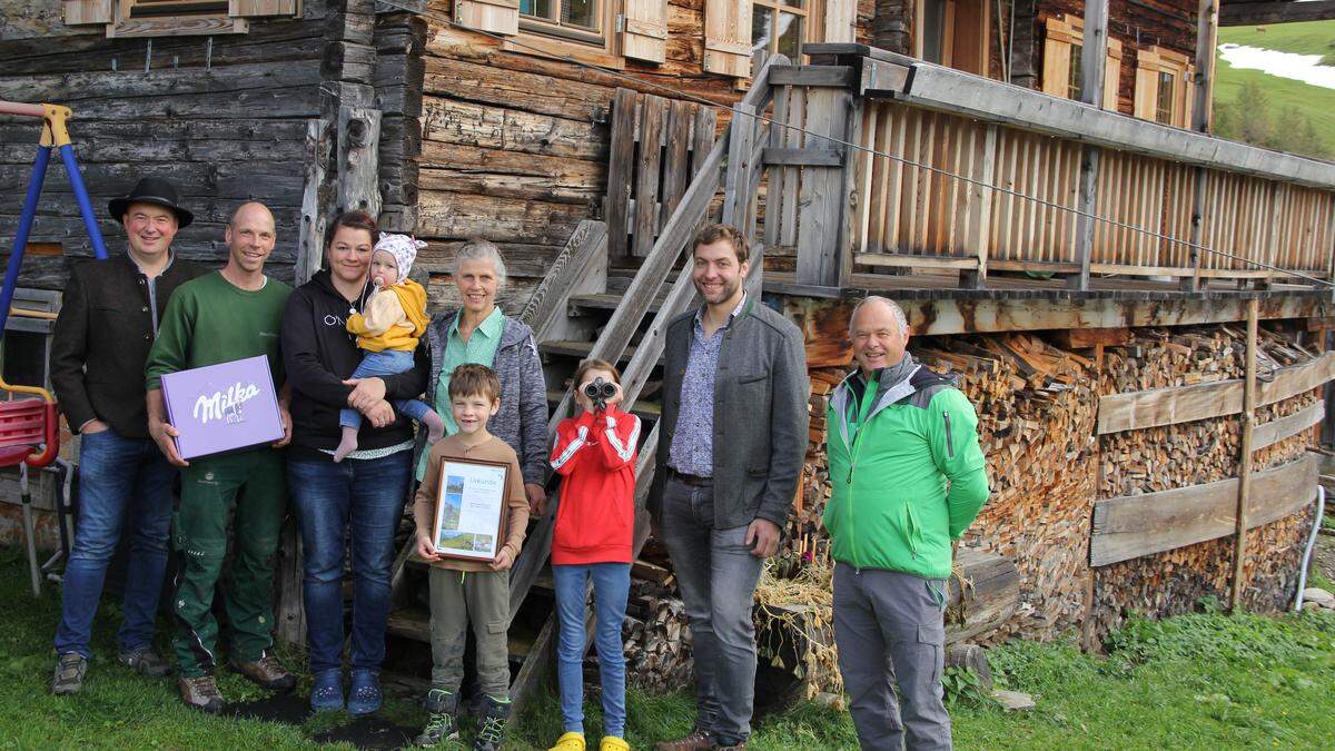 Philipp Jans als stellvertretender Vorsitzender des Tiroler Nationalparkkuratoriums, Familie Presslaber, Kuratoriumsmitglied Simon Staller und Hermann Stotter bei der Preisverleihung mit einem Swarovski-Fernglas und einem Geschenkpaket von Milka