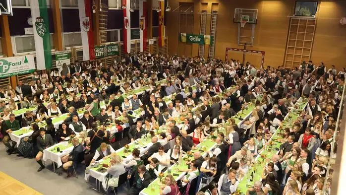 Unter dem Motto „Fertig verschult – wir schlagen Wurzeln“ pflanzten die jungen Forstmaturantinnen und -maturanten jede Menge gute Laune.