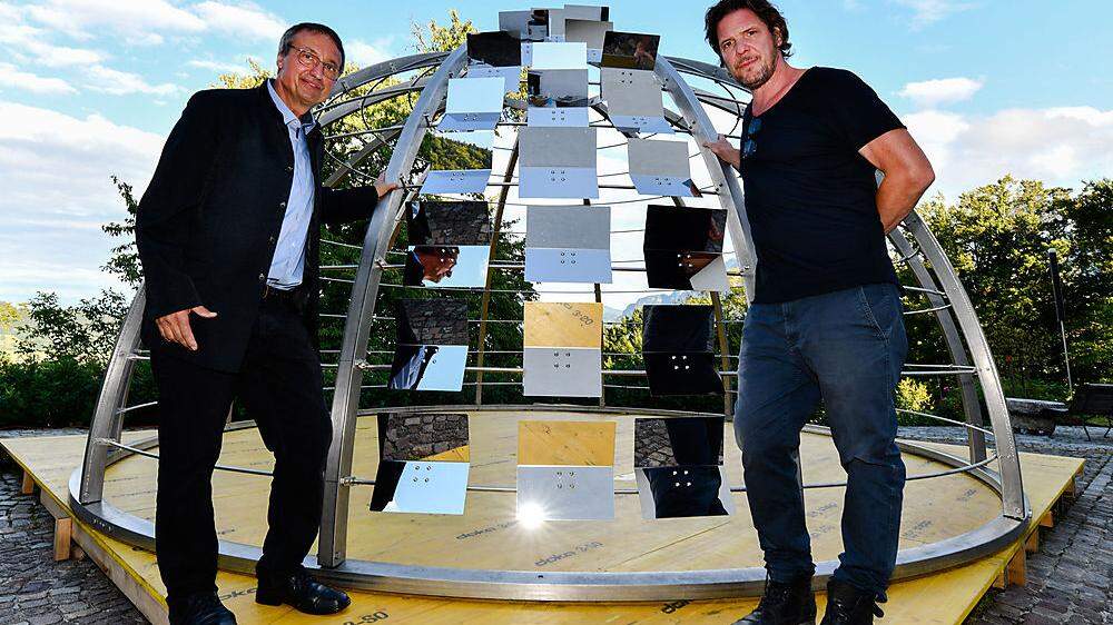 Armin Guerino und Gerhard Fresacher (links) haben das temporäre Kulturwahrzeichen Bachmann-Kuppel entworfen: Eröffnungsperformance am Neuen Platz Klagenfurt