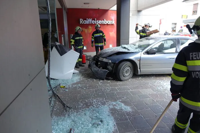 Die Feuerwehr musste den Mann aus dem Auto bergen.