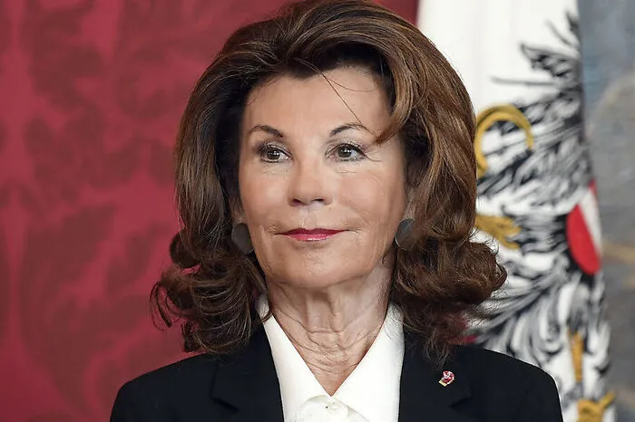 Die ehemalige Verfassungsrichterin Brigitte Bierlein übernahm am 3. Juni 2019 als erste Frau das Bundeskanzleramt. Sie wurde für ein halbes Jahr nach Veröffentlichung der Ibiza-Affäre von Bundespräsident Alexander Van der Bellen beauftragt.