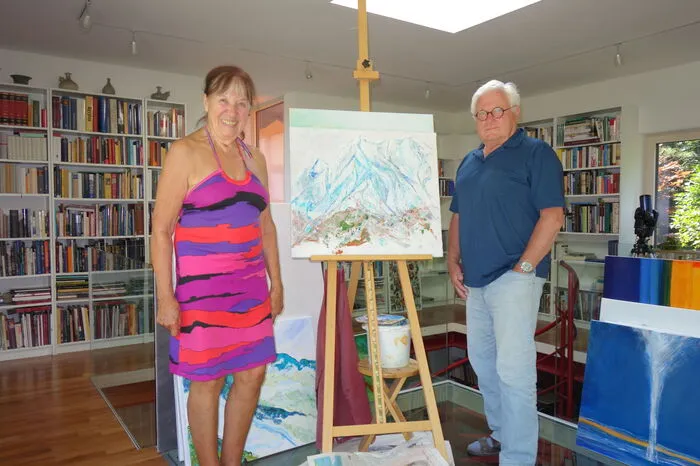 Wilfried Seipel mit seiner Frau Ingrid, die im hauseigenen "Bücherturm" Aquarelle malt.
