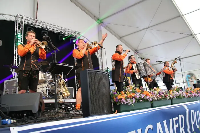 Viele Künstler stellten sich wieder in den Dienst der guten Sache: Die Jungen Paldauer, Oliver Haidt, Neujohrgeiger, Steirer Musi, Voll Guat, Zweistein – eine integrative Band aus Gremsdorf/Bayern - und die Funksoulbrothers.