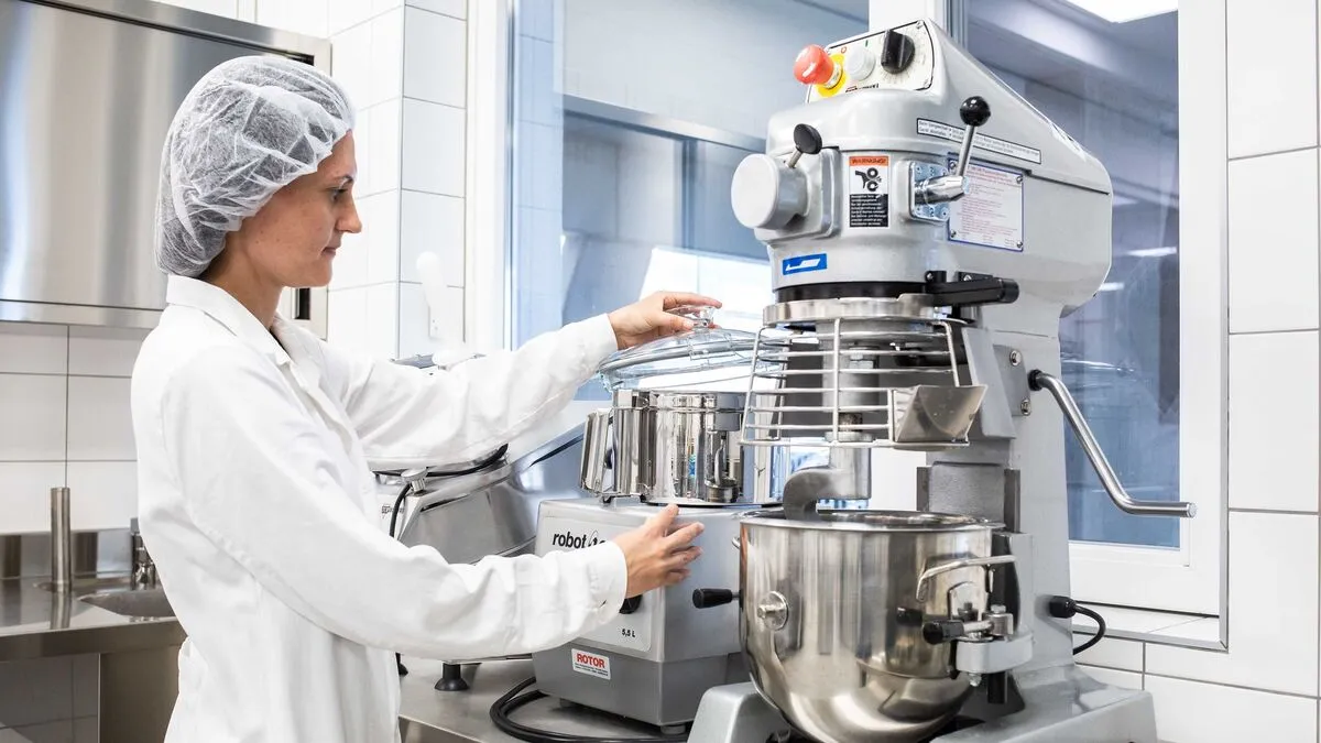 Dual Studierende verbinden Labore der FH und ihre Ausbildungsbetriebe