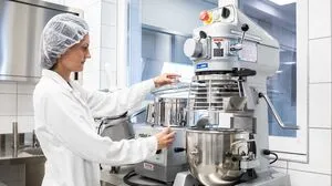 Dual Studierende verbinden Labore der FH und ihre Ausbildungsbetriebe