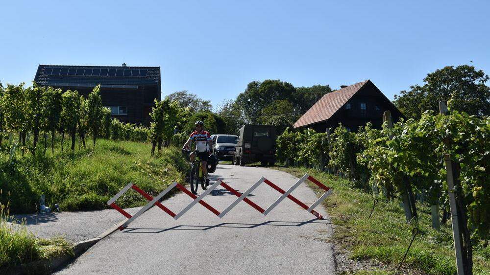 Nur Radfahrer, Fußgänger und unmittelbare Anrainer dürfen den Grenzübergang am Hochgraßnitzberg in Spielfeld derzeit passieren