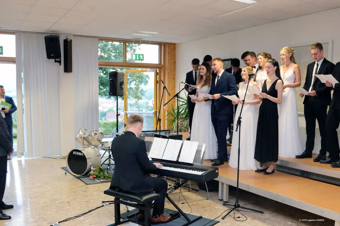 Bei der Feier hielten die Maturantinnen und Maturanten Reden und blickten auf ihre Schulzeit zurück