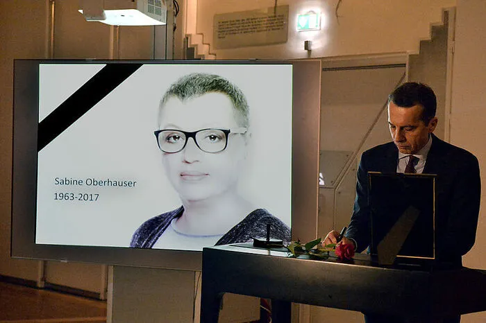 "Wir haben mit Sabine Oberhauser nicht nur eine hervorragende Ministerin verloren, sondern auch einen großartigen Menschen voller Lebenslust und Lebensfreude." - Bundeskanzler Christian Kern bat die Opernball-Gäste um Gedenken.