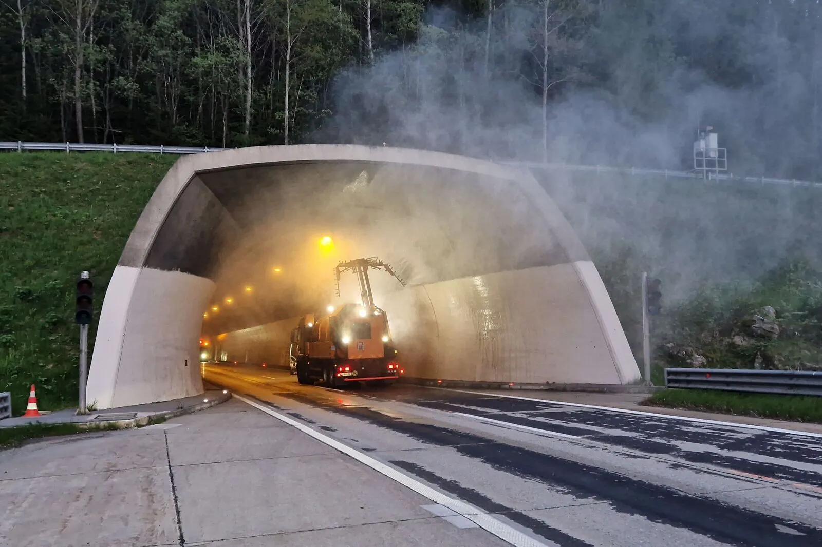 Mit zwei Zügen, bestehend aus jeweils sechs Spezialfahrzeugen, wurden die Röhren der Tunnelkette Pack gereinigt