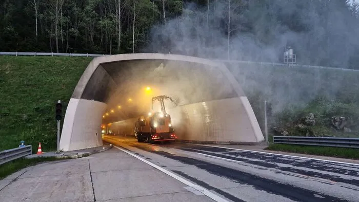 Mit zwei Zügen, bestehend aus jeweils sechs Spezialfahrzeugen, wurden die Röhren der Tunnelkette Pack gereinigt