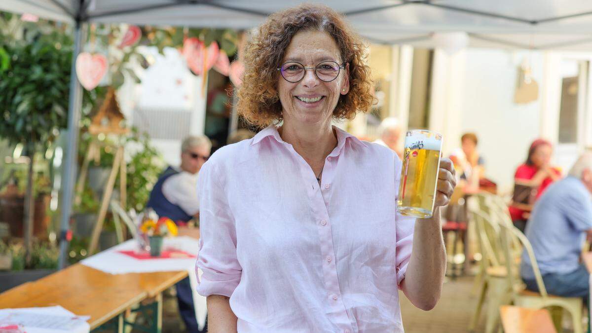 Gastronomin Birgit Bregar findet kein legitimes Argument, sechs Euro für ein großes Bier am Kirchtag zu verlangen