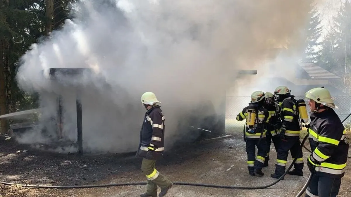 Dichter Rauch beim Carport
