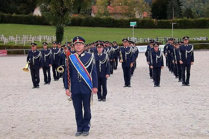 Die zwölf teilnehmenden Blaskapellen präsentierten präzise Formationen, kreative Showelemente und musikalische Höchstleistungen. Ein Höhepunkt der Vorführungen war die Marschshow der Polizeimusik Steiermark (Foto). Das zahlreiche Publikum konnte Blasmusik einmal von einer ganz besonderen Seite erleben und spendete tosenden Beifall.