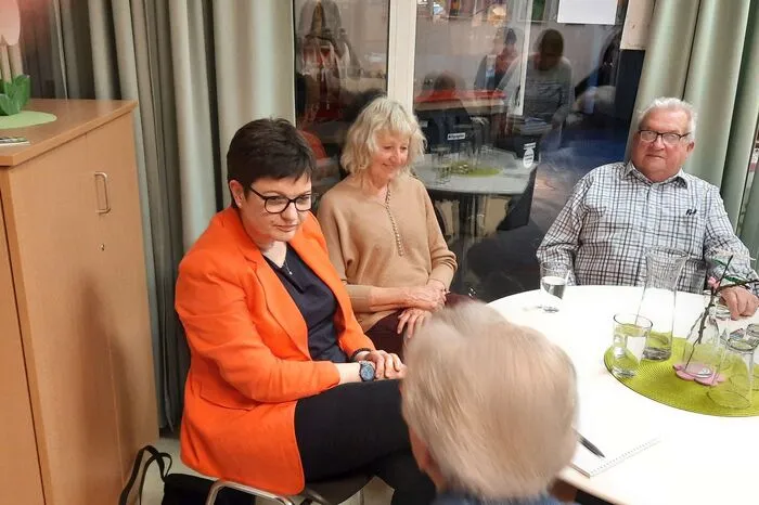 Claudia Weber ist bei der Stadtapotheke Gleisdorf beschäftigt - sie unterhielt sich unter anderem über Medikamentenlieferungen mit den Gästen.