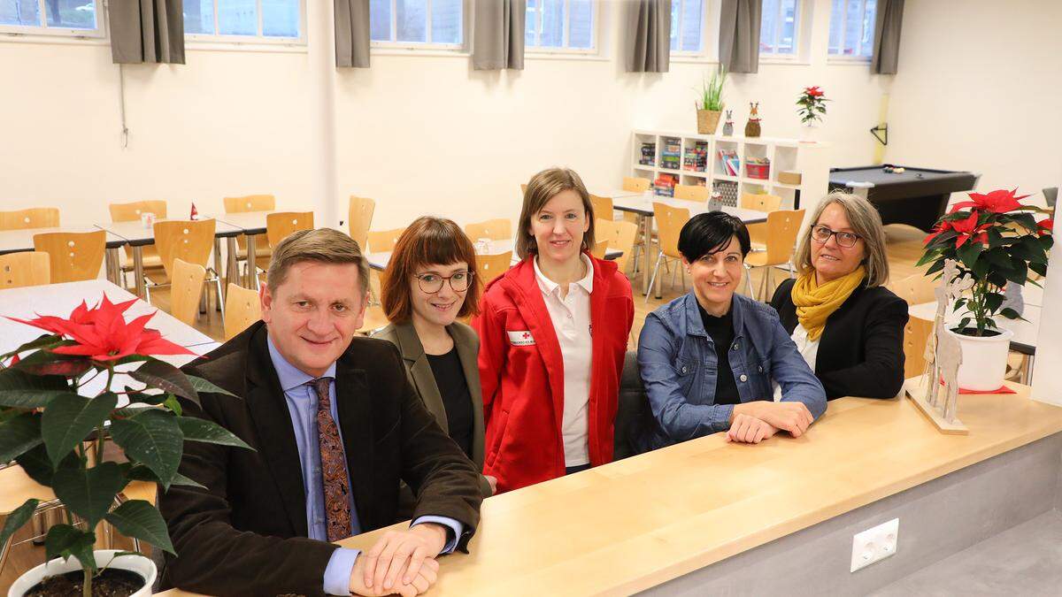 Bürgermeister Kurt Wallner, Silke Pichler (Fachbereich Jugend, Senioren und Begegnungszentren) Renate Pauritsch (Community Nurse), Alexandra Janze (Leiterin Referat Soziales und Gesellschaft) und Sigrid Grill (Seniorenclub-Betreuerin)