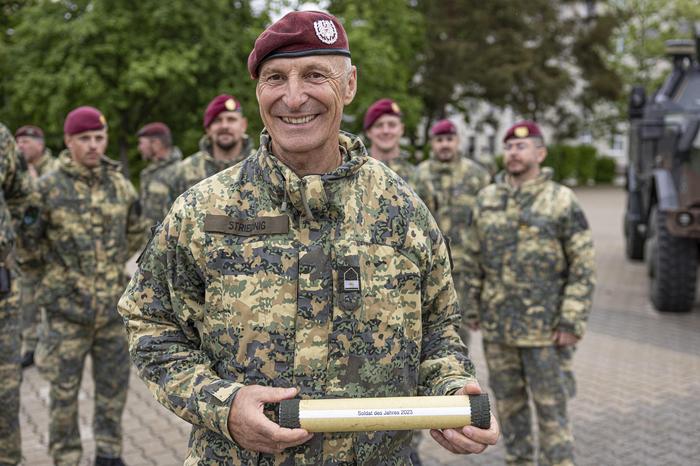 Karlheinz Striednig mit seiner Auszeichnung