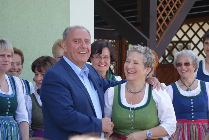 Chorleiterin Astrid Pichler gratulierte dem überraschten Geburtstagskind.