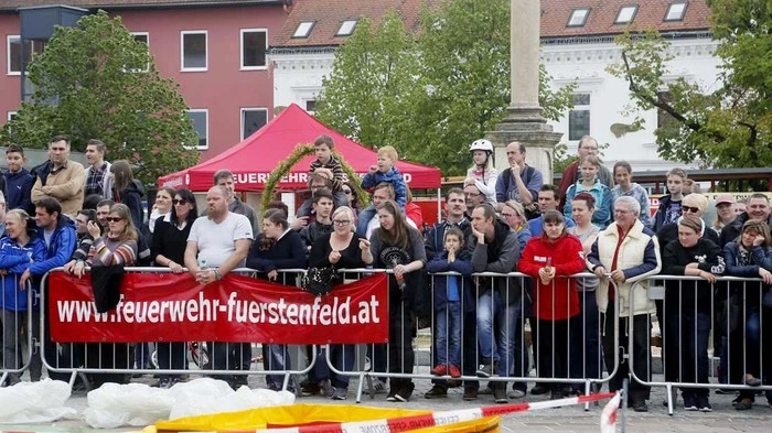 Am Staatsfeiertag verfolgten Bewohner und Anrainer...