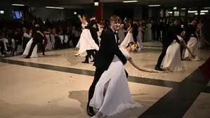 Die Maturantinnen und Maturanten des BORG Deutschlandsberg luden auf die Tanzfläche