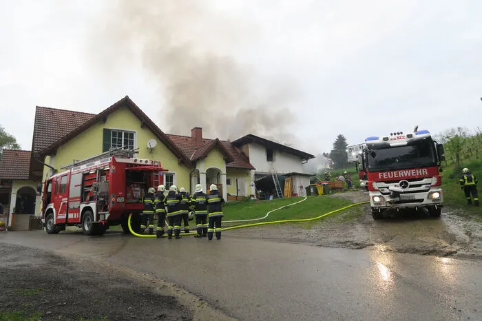 Ein Großeinsatz der Feuerwehr mit 14 Fahrzeugen und dem Roten Kreuz mit drei Rettungsfahrzeugen folgte.
