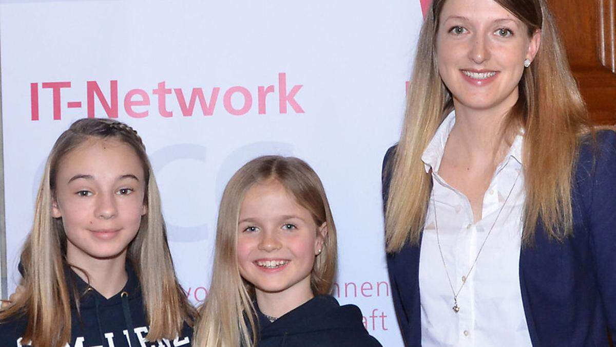 Elisa Idl und Laura Bergmann mit Lehrerin Romana Mair bei der Preisverleihung in Wien 