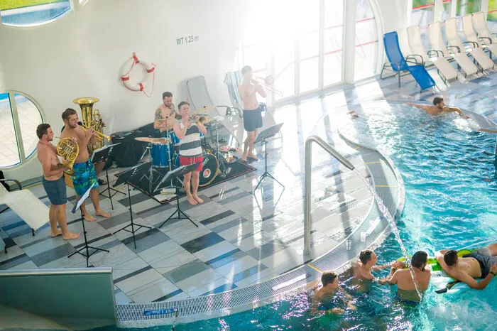 Für Live-Musik sorgten die Brass Boys in Badehose.