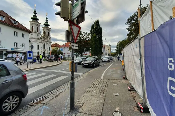Die beiden Pkw-Einbahnspuren blieben von der Baustelle unberührt.