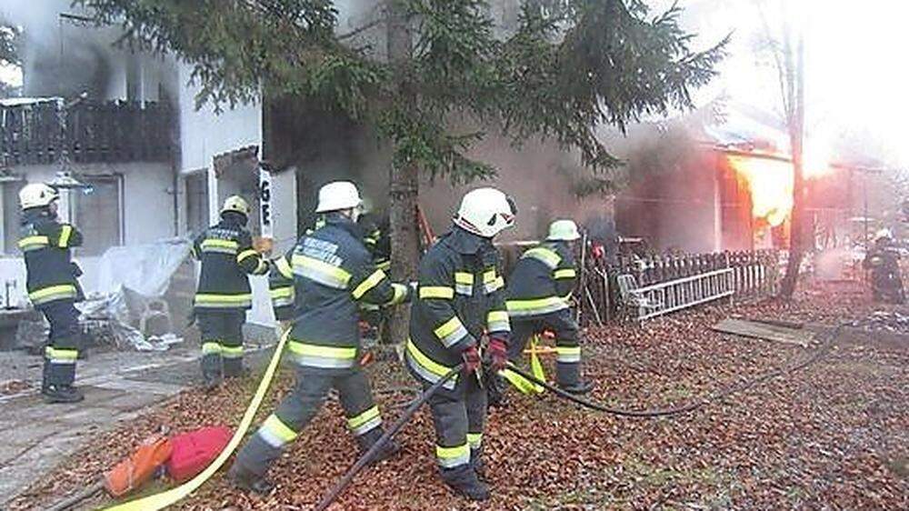 Feuerwehrleute am Brandort im Rosental
