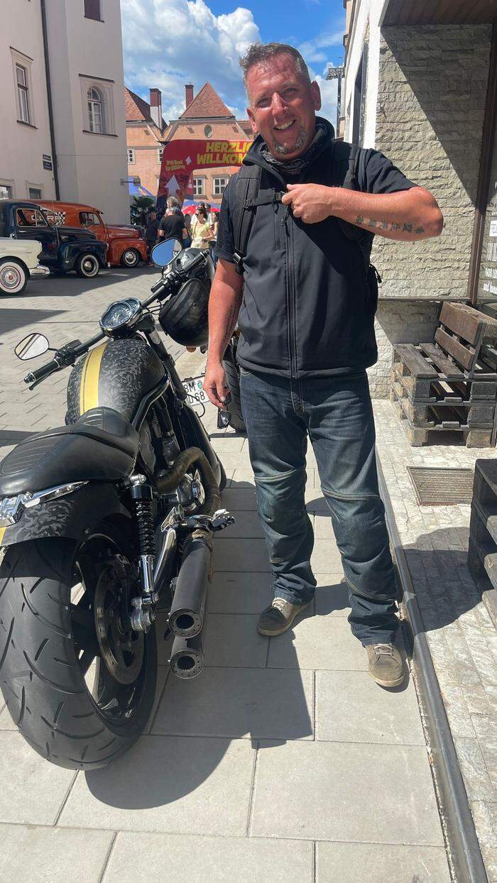 Harley-Fan Max Krenn asphaltierte mit seinen Kollegen die Gösser Straße bis Freitagnacht, damit sie für die Ausfahrten am Samstag fertig war