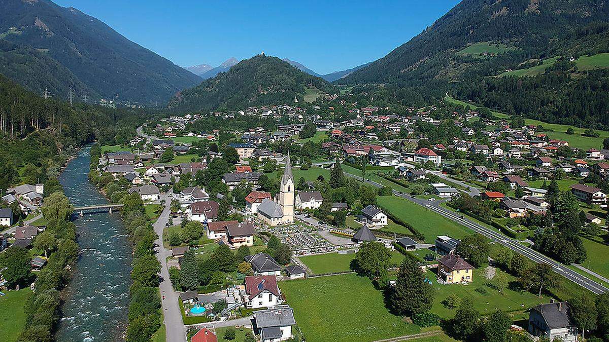 Die Gemeinde liegt im unteren Mölltal und wird von der Reißeckgruppe im Norden und der Kreuzeckgruppe im Süden begrenzt. Dominierende geografische Merkmale sind die Möll, die Tauernbahn, die Mölltalstraße, der Danielsberg und der Stausee Rottau