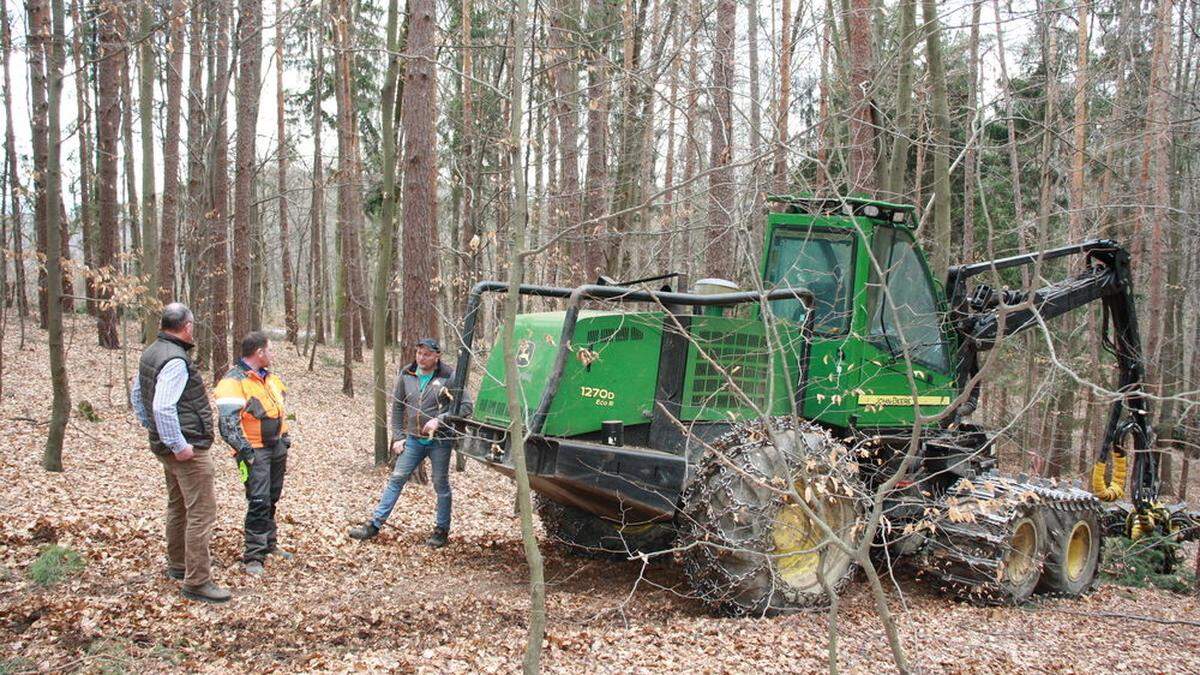 Ein Harvester ist bei Waldarbeiten am Buchkogel im Einsatz. Vandalen verstopften den Auspuff und übergossen den Motor mit Öl