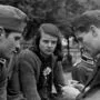 Sophie Scholl mit Bruder Hans (rechts) und Studienkollegen Christian Probst
