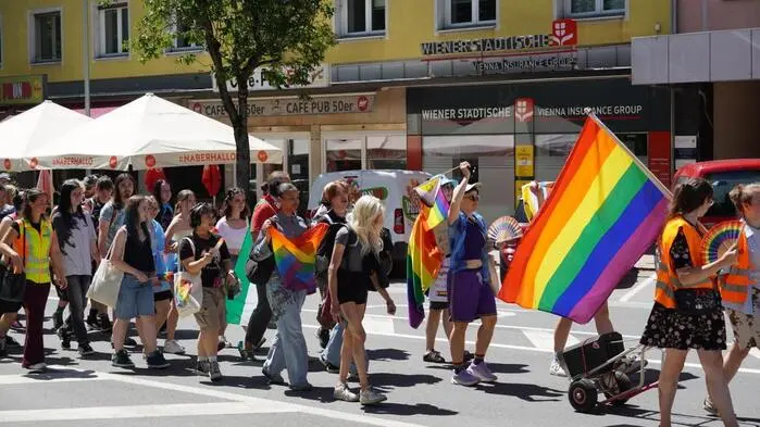 Die Teilnehmenden zogen mit Regenbogenfahnen und bunten Accessoires durch die Spittaler Innenstadt