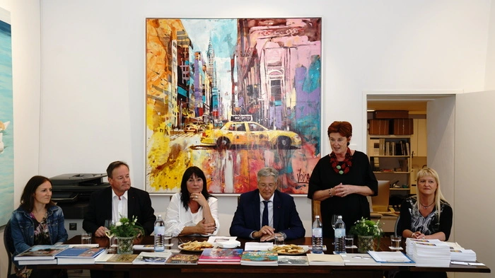 Katharina Steiner, Johann Schuster, Petra Weissenböck, Peter Kaiser, Ina Maria Lerchbaumer, Antje Elsholz bei der Pressekonferenz