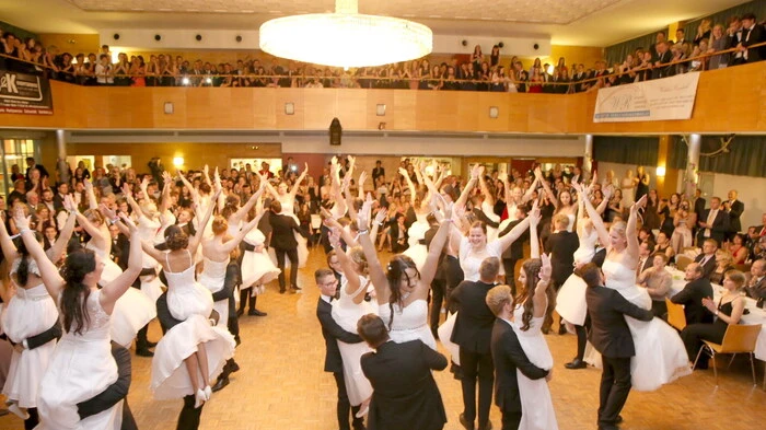 Kaum fassen konnte am Wochenende das Kulturhaus von Althofen die zahlreichen Besucher, die zum Ball der Business- und Agrar-Handelsakademie (HAK) Althofen in die Krappfeld-Metropole gepilgert waren. 