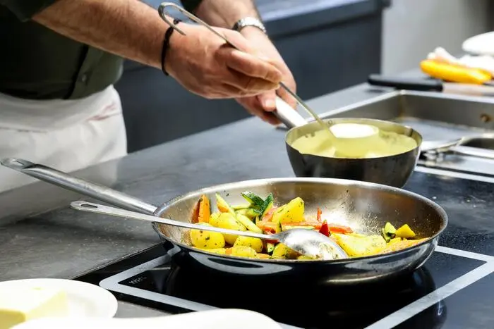 Öl in einer tiefen Pfanne erhitzen und Kartoffel wie Gemüse knackig anbraten.